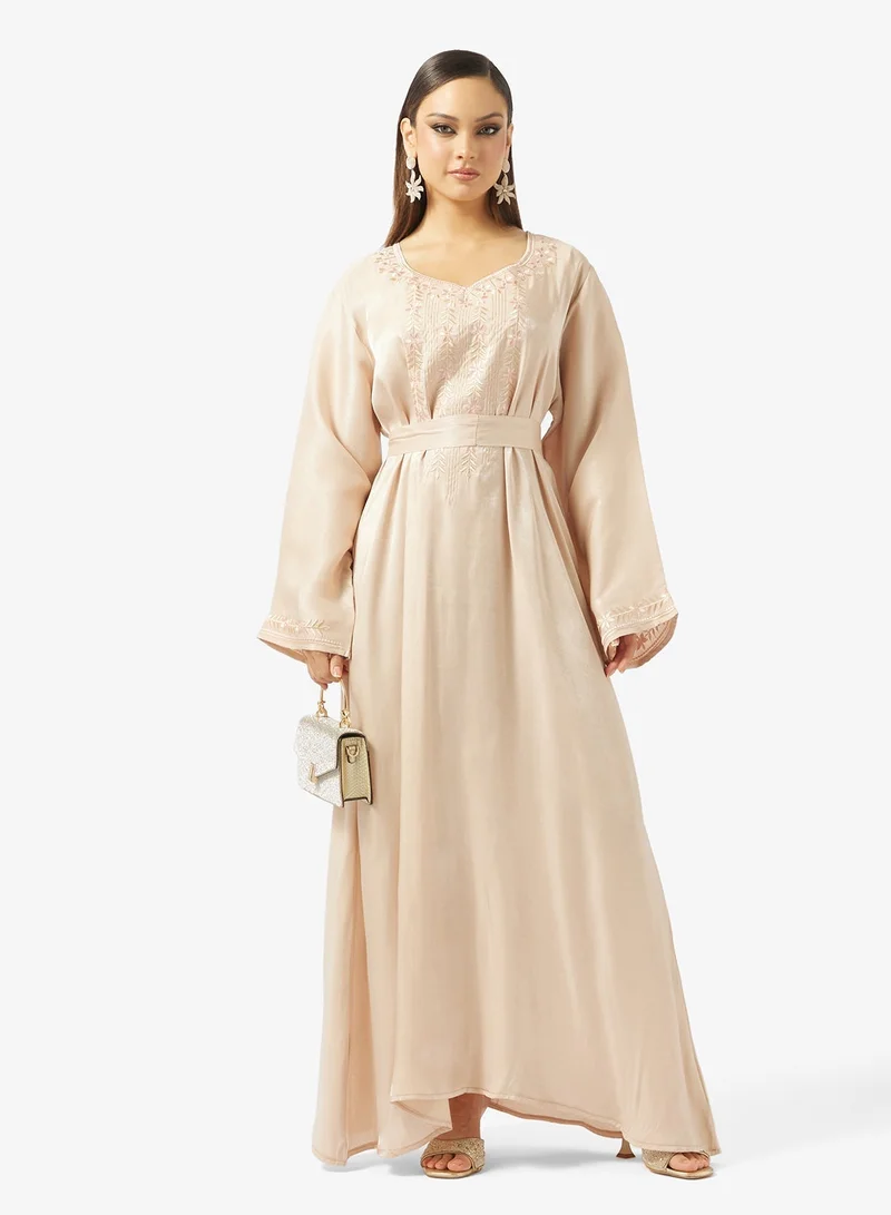 هيا كلوزيت جلابية مطرزة بالزهور في الأمام مع حزام